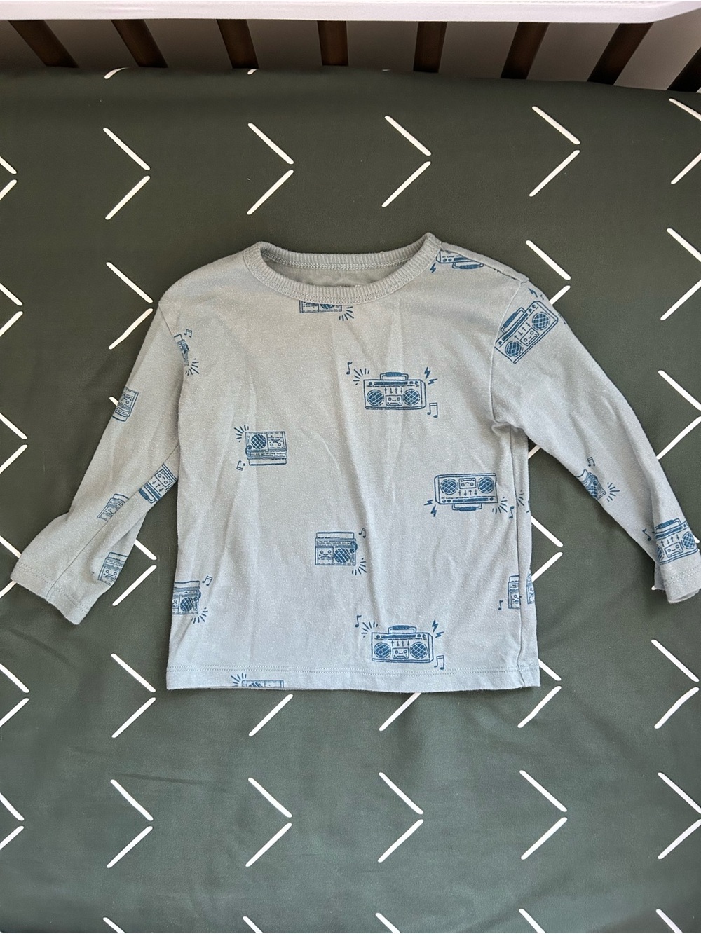 Cat & Jack Light Gray Long-Sleeve Tee with Blue Radio Print